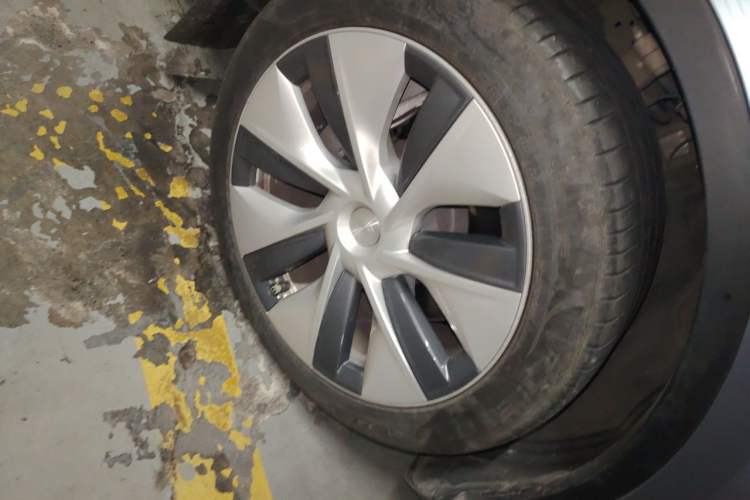 Used Tesla Model Y 2022 Revised Version Rear-Wheel Drive Right Front Wheel Hub