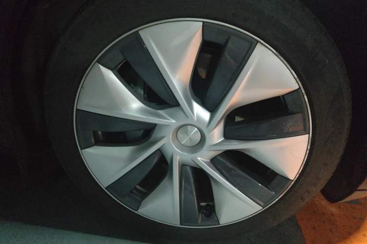 Used Tesla Model Y 2022 Revised Version Rear-Wheel Drive Right Front Wheel Hub