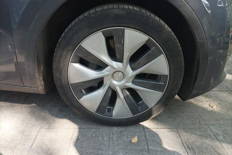 Used Tesla Model Y 2022 Rear-Wheel-Drive Version Right Front Wheel Hub