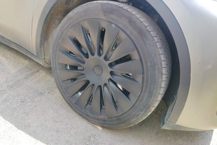 Used Tesla Model Y 2022 Long-Range All-Wheel-Drive Version Right Front Wheel Hub