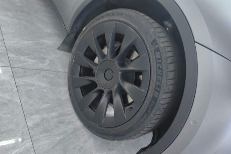 Used Tesla Model Y 2022 Revised Version Rear-Wheel Drive Right Front Wheel Hub