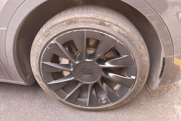 Used Tesla Model Y 2022 Long-Range All-Wheel-Drive Version Right Front Wheel Hub