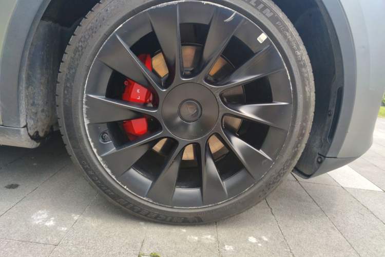 Used Tesla Model Y 2022 Long-Range All-Wheel-Drive Version Right Front Wheel Hub