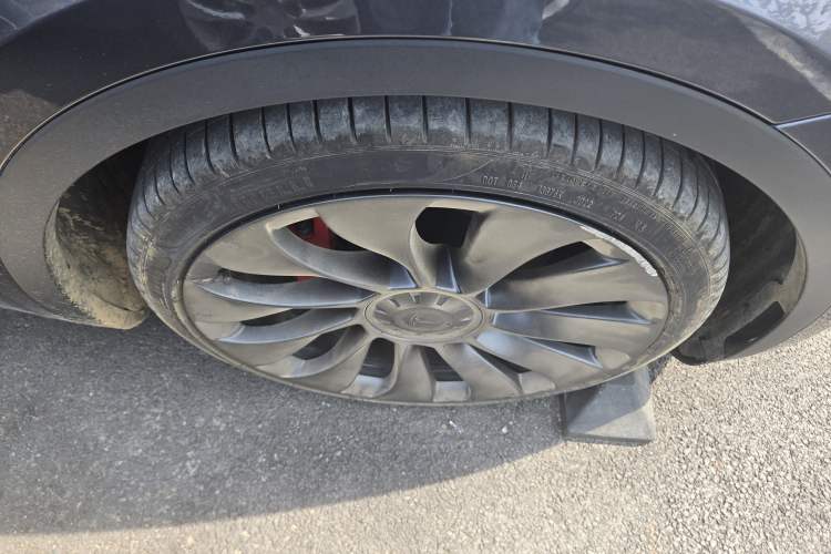 Used Tesla Model Y 2022 Performance High-Performance All-Wheel-Drive Version Right Front Wheel Hub