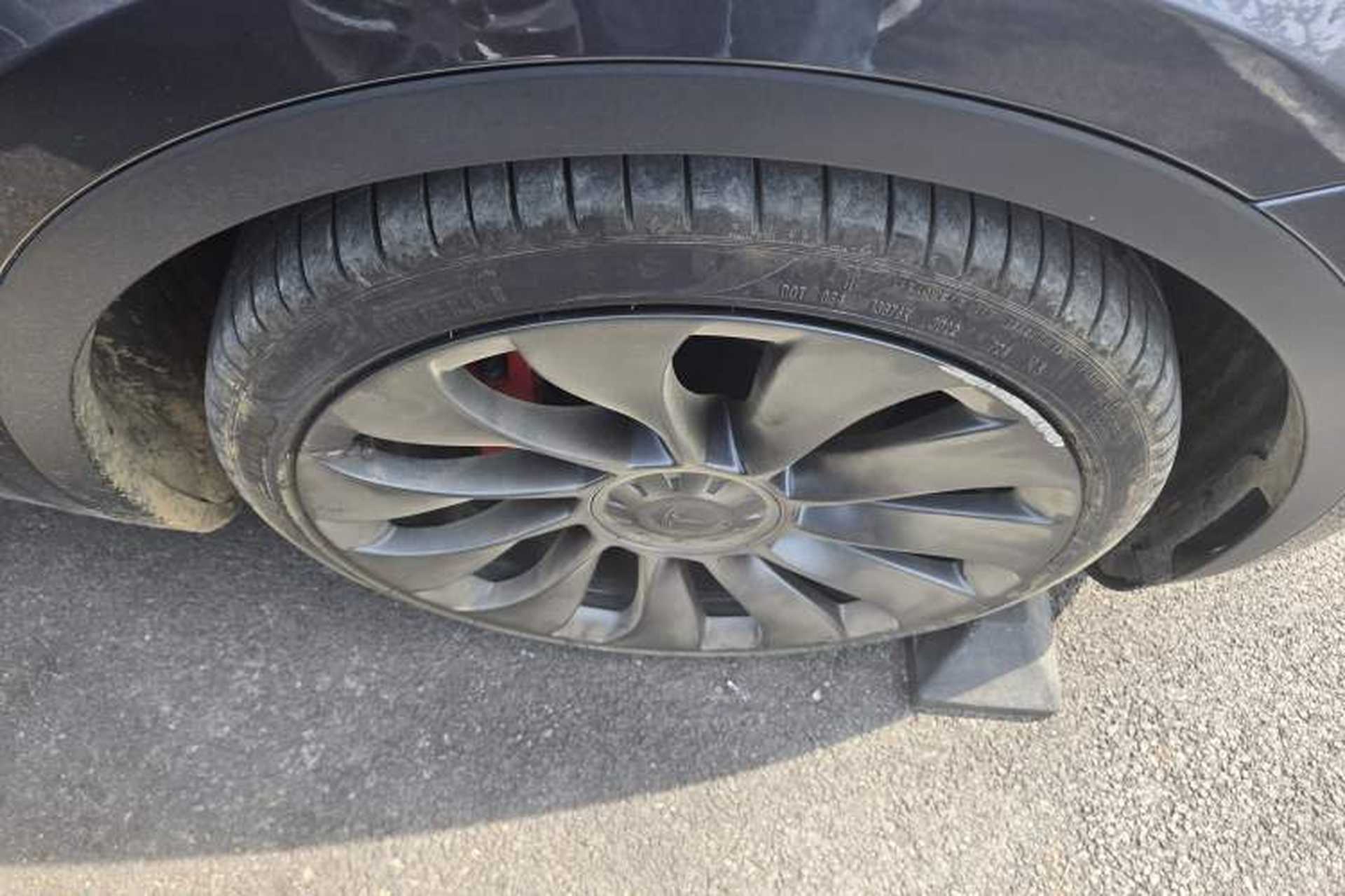 Used Tesla Model Y 2022 Performance High-Performance All-Wheel-Drive Version Right Front Wheel Hub