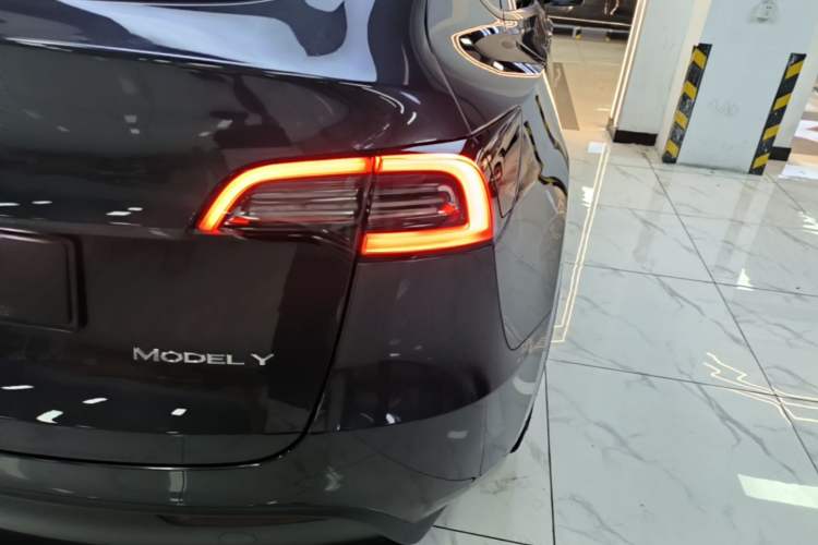 Used Tesla Model Y 2022 Long-Range All-Wheel-Drive Version Right Rear Taillight
