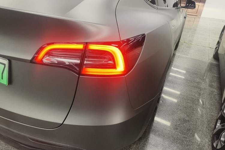 Used Tesla Model Y 2022 Long-Range All-Wheel-Drive Version Right Rear Taillight