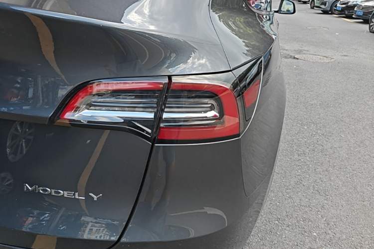 Used Tesla Model Y 2022 Long-Range All-Wheel-Drive Version Right Rear Taillight
