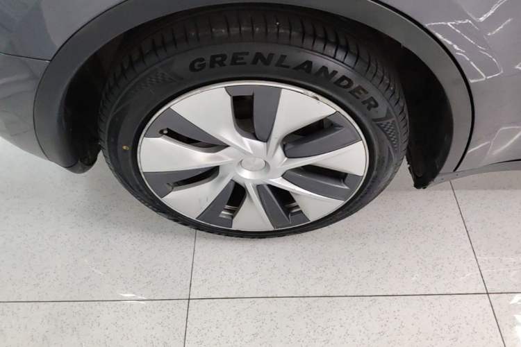 Used Tesla Model Y 2022 Rear-Wheel-Drive Version Right Rear Wheel Hub