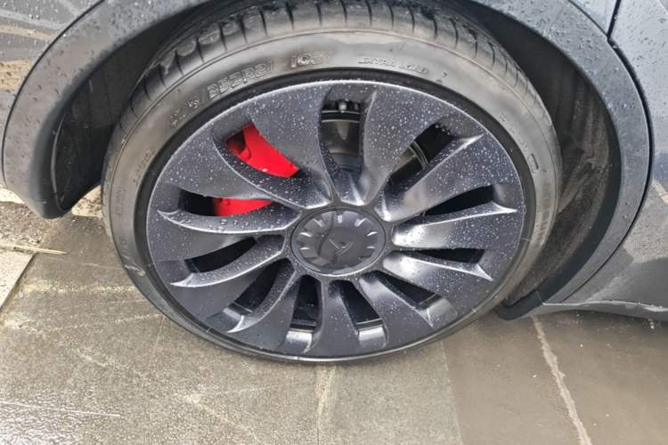 Used Tesla Model Y 2022 Performance High-Performance All-Wheel-Drive Version Right Rear Wheel Hub