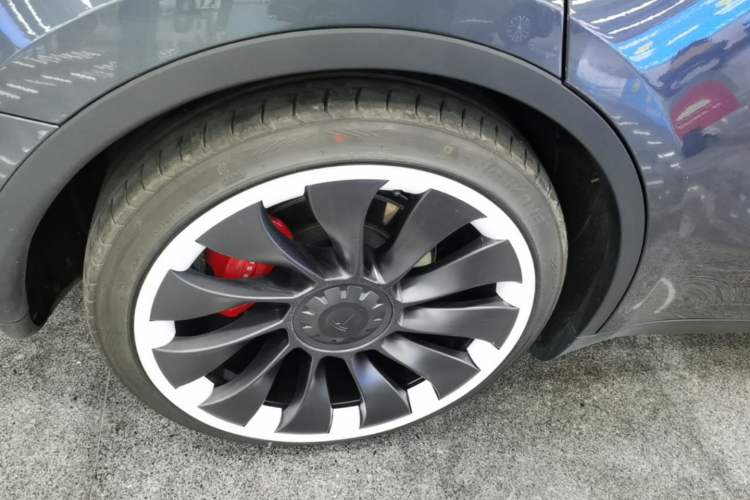 Used Tesla Model Y 2022 Performance High-Performance All-Wheel-Drive Version Right Rear Wheel Hub