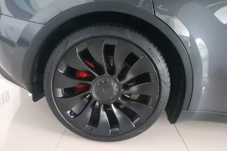 Used Tesla Model Y 2022 Performance High-Performance All-Wheel-Drive Version Right Rear Wheel Hub