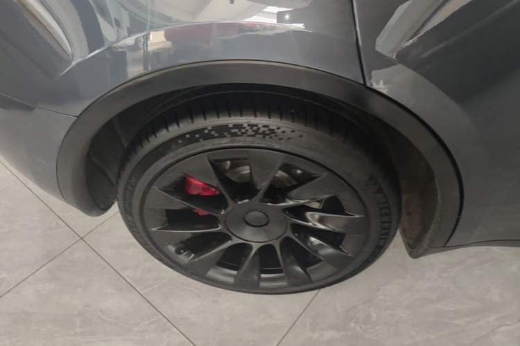 Used Tesla Model Y 2022 Long-Range All-Wheel-Drive Version Right Rear Wheel Hub