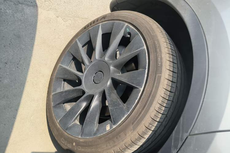 Used Tesla Model Y 2022 Long-Range All-Wheel-Drive Version Right Rear Wheel Hub