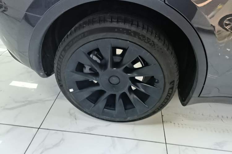 Used Tesla Model Y 2022 Long-Range All-Wheel-Drive Version Right Rear Wheel Hub