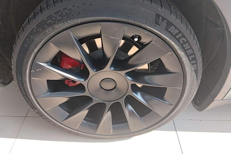 Used Tesla Model Y 2022 Long-Range All-Wheel-Drive Version Right Rear Wheel Hub
