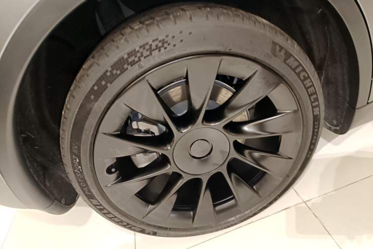 Used Tesla Model Y 2022 Rear-Wheel-Drive Version Right Rear Wheel Hub