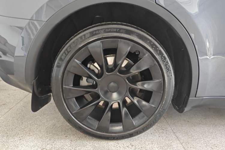 Used Tesla Model Y 2022 Long-Range All-Wheel-Drive Version Right Rear Wheel Hub