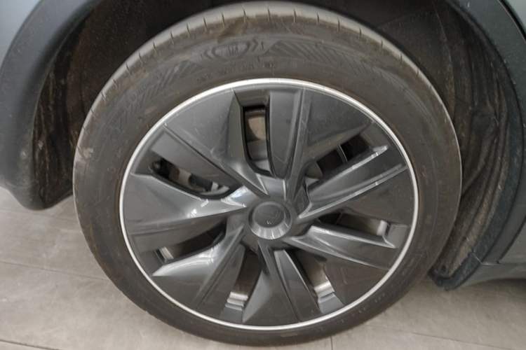 Used Tesla Model Y 2022 Long-Range All-Wheel-Drive Version Right Rear Wheel Hub