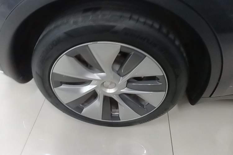 Used Tesla Model Y 2022 Long-Range All-Wheel-Drive Version Right Rear Wheel Hub