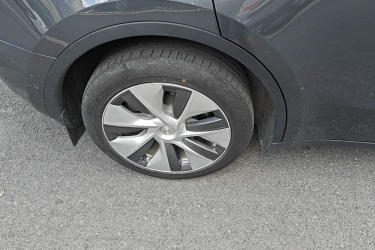 Used Tesla Model Y 2022 Long-Range All-Wheel-Drive Version Right Rear Wheel Hub