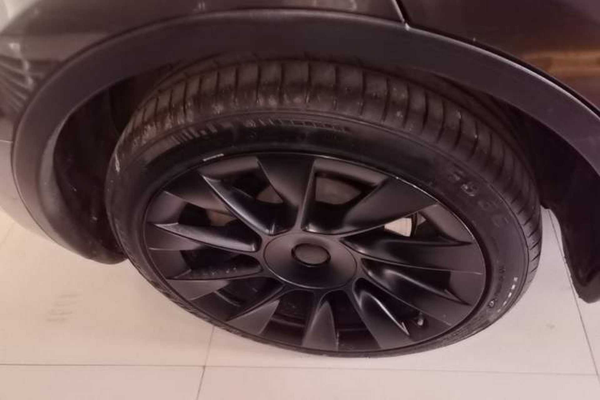 Used Tesla Model Y 2022 Long-Range All-Wheel-Drive Version Right Rear Wheel Hub