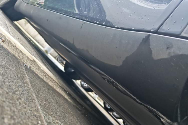 Used Tesla Model Y 2022 Performance High-Performance All-Wheel-Drive Version Right Side Sill
