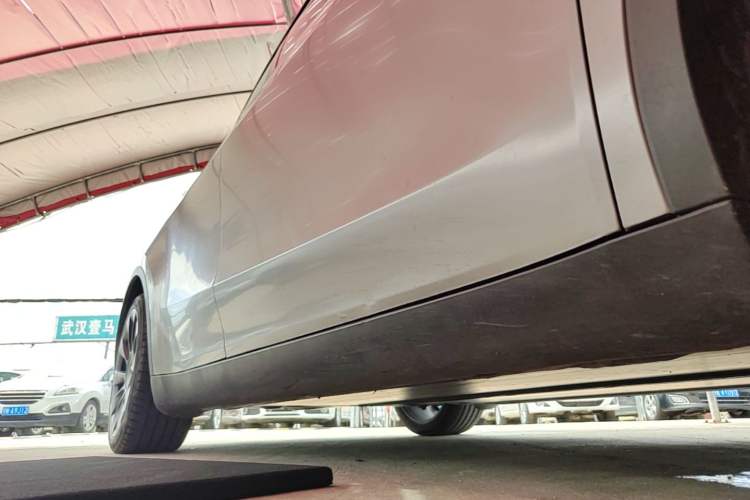 Used Tesla Model Y 2022 Rear-Wheel-Drive Version Right Side Sill