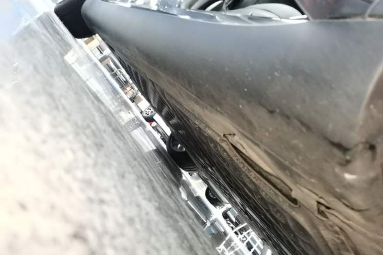 Used Tesla Model Y 2022 Performance High-Performance All-Wheel-Drive Version Right Side Sill
