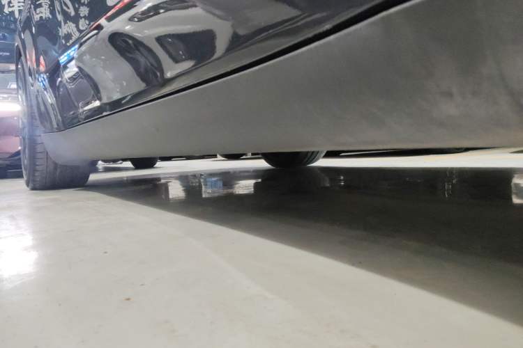 Used Tesla Model Y 2022 Performance High-Performance All-Wheel-Drive Version Right Side Sill