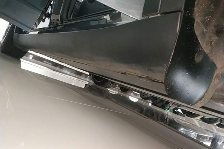 Used Tesla Model Y 2022 Performance High-Performance All-Wheel-Drive Version Right Side Sill