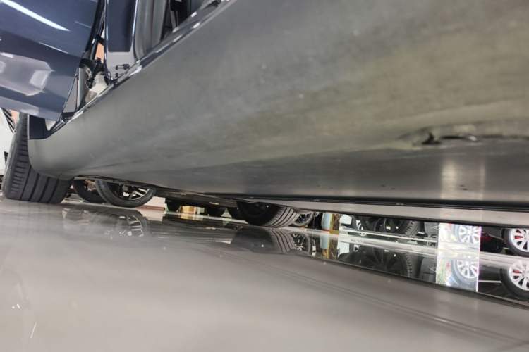 Used Tesla Model Y 2022 Performance High-Performance All-Wheel-Drive Version Right Side Sill