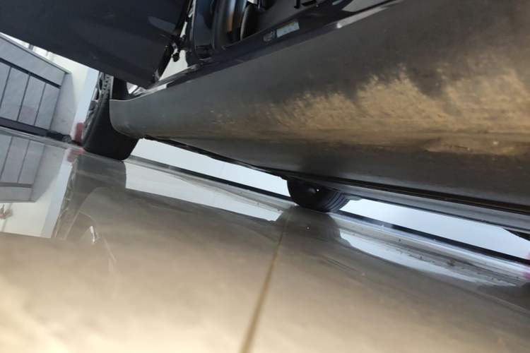 Used Tesla Model Y 2022 Long-Range All-Wheel-Drive Version Right Side Sill