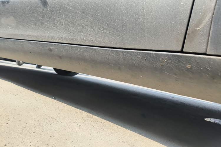 Used Tesla Model Y 2022 Long-Range All-Wheel-Drive Version Right Side Sill