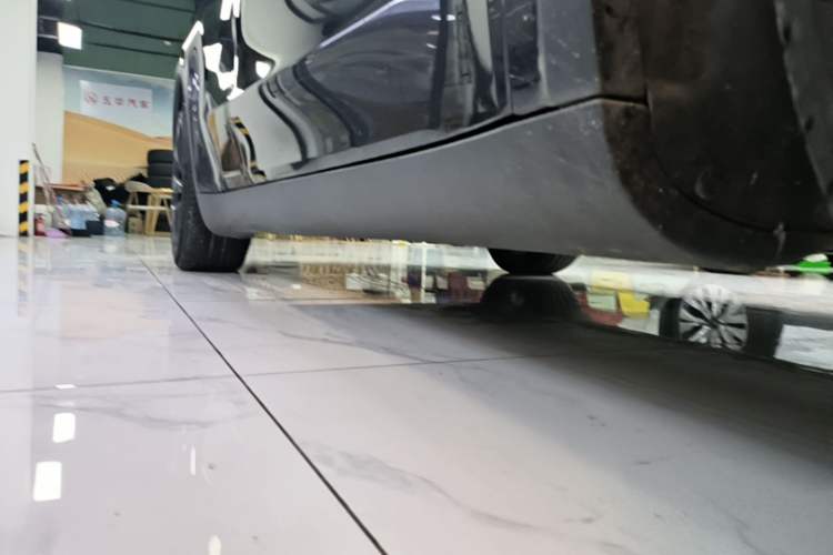 Used Tesla Model Y 2022 Long-Range All-Wheel-Drive Version Right Side Sill