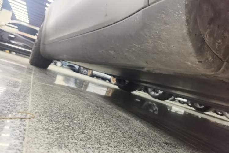 Used Tesla Model Y 2022 Long-Range All-Wheel-Drive Version Right Side Sill