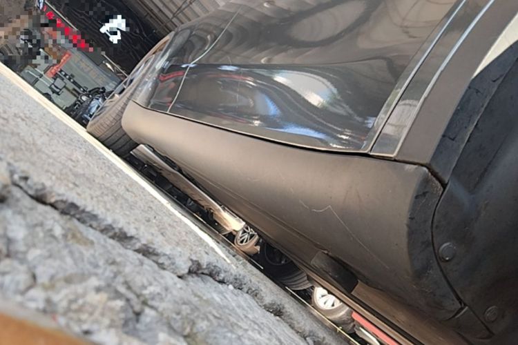 Used Tesla Model Y 2022 Long-Range All-Wheel-Drive Version Right Side Sill