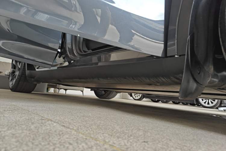 Used Tesla Model Y 2022 Long-Range All-Wheel-Drive Version Right Side Sill