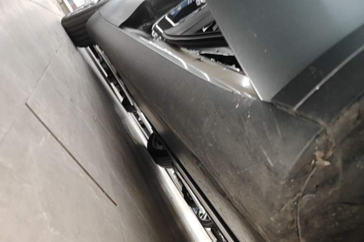 Used Tesla Model Y 2022 Long-Range All-Wheel-Drive Version Right Side Sill