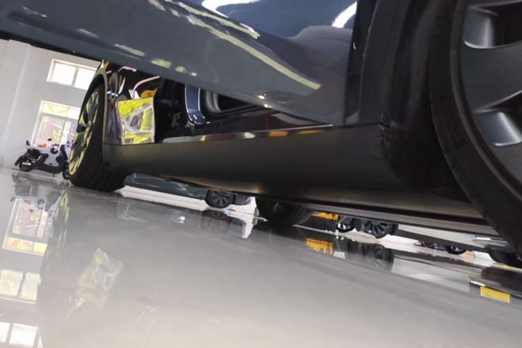 Used Tesla Model Y 2022 Performance High-Performance All-Wheel-Drive Version Right Side Sill
