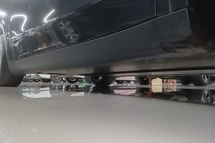 Used Tesla Model Y 2022 Long-Range All-Wheel-Drive Version Right Side Sill