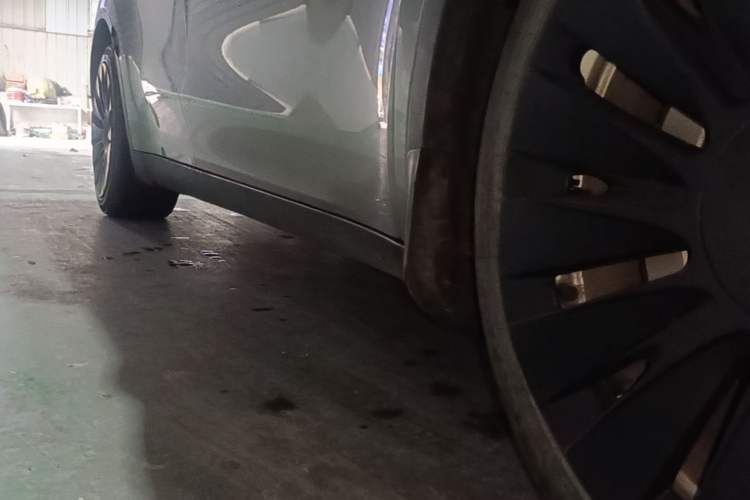 Used Tesla Model Y 2022 Long-Range All-Wheel-Drive Version Right Side Sill