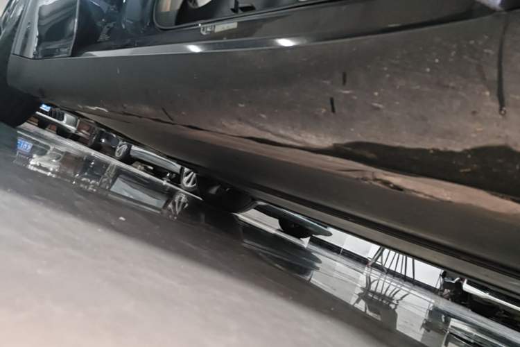 Used Tesla Model Y 2022 Performance High-Performance All-Wheel-Drive Version Right Side Sill
