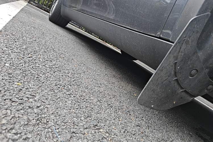 Used Tesla Model Y 2022 Long-Range All-Wheel-Drive Version Right Side Sill