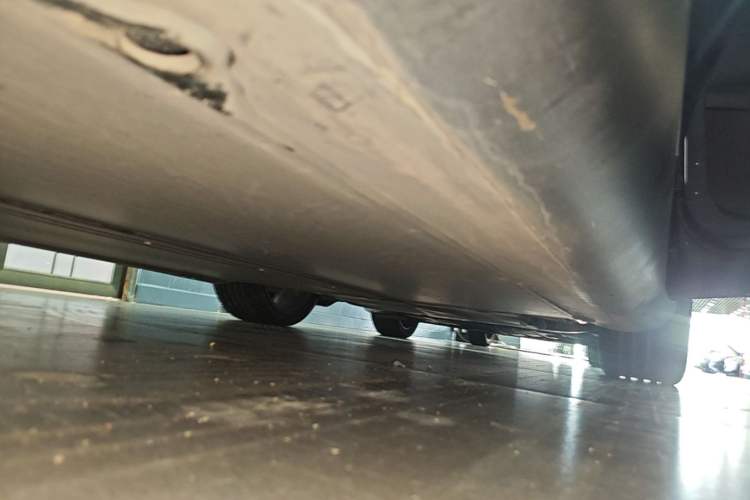 Used Tesla Model Y 2022 Performance High-Performance All-Wheel-Drive Version Right Side Sill