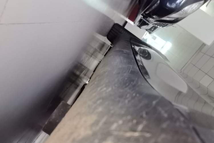 Used Tesla Model Y 2022 Long-Range All-Wheel-Drive Version Right Side Sill