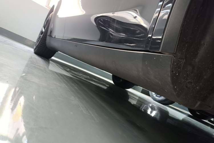 Used Tesla Model Y 2022 Long-Range All-Wheel-Drive Version Right Side Sill