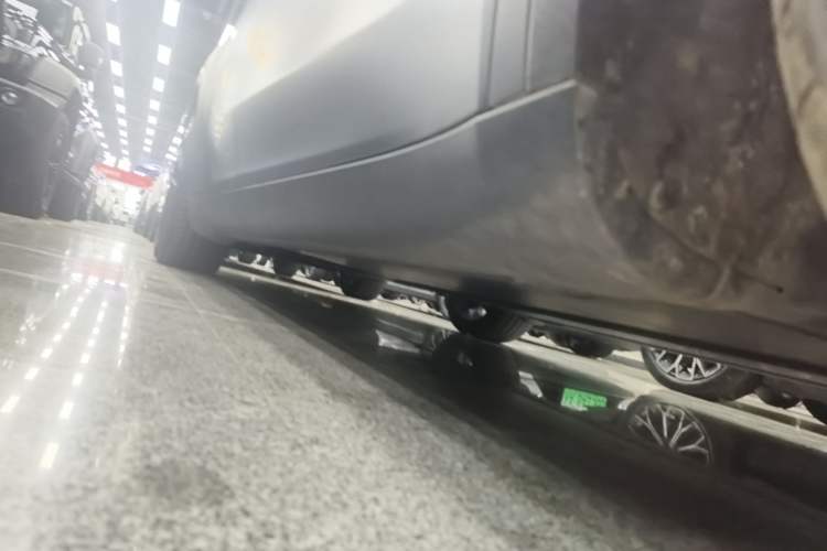 Used Tesla Model Y 2022 Long-Range All-Wheel-Drive Version Right Side Sill
