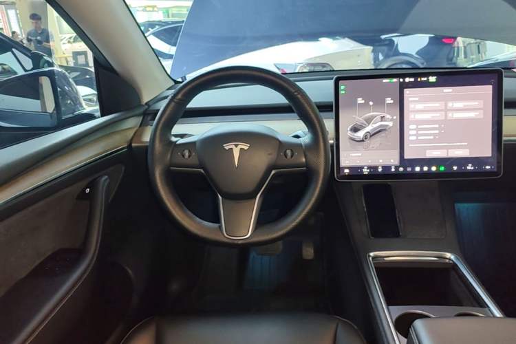 Used Tesla Model Y 2022 Long-Range All-Wheel-Drive Version Steering Wheel