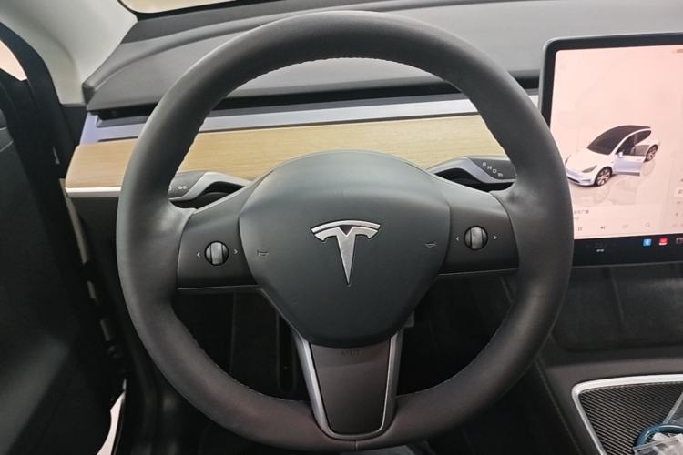 Used Tesla Model Y 2022 Long-Range All-Wheel-Drive Version Steering Wheel